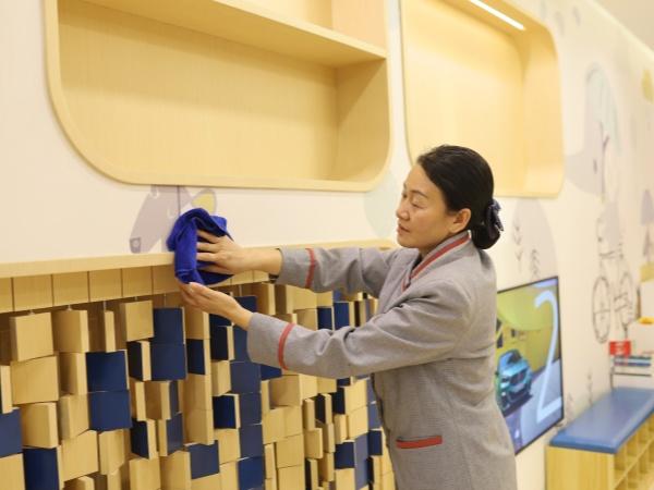為什么現(xiàn)在學(xué)校都把清潔工作都外包了？